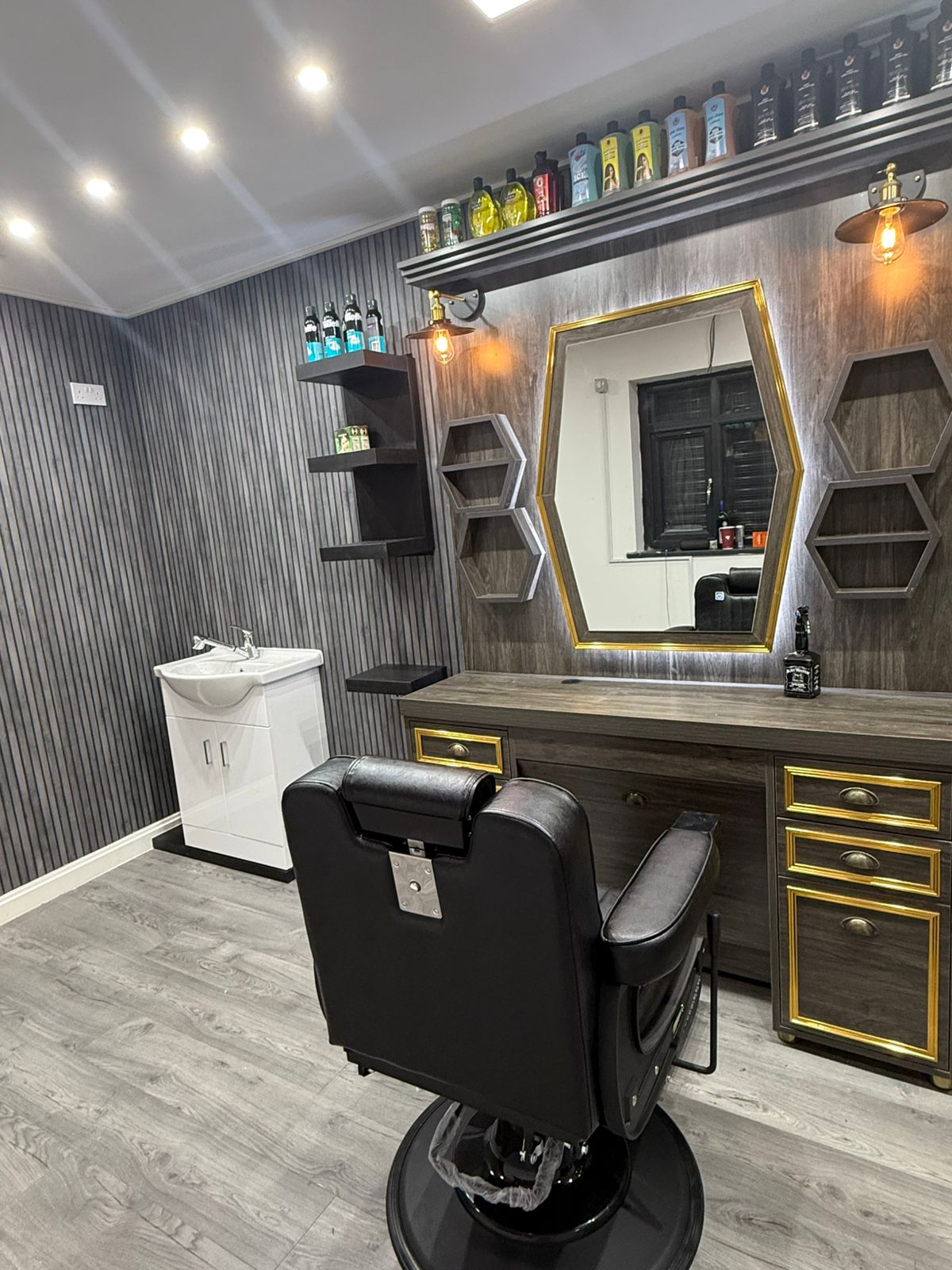 Professional barber station with hexagonal mirror